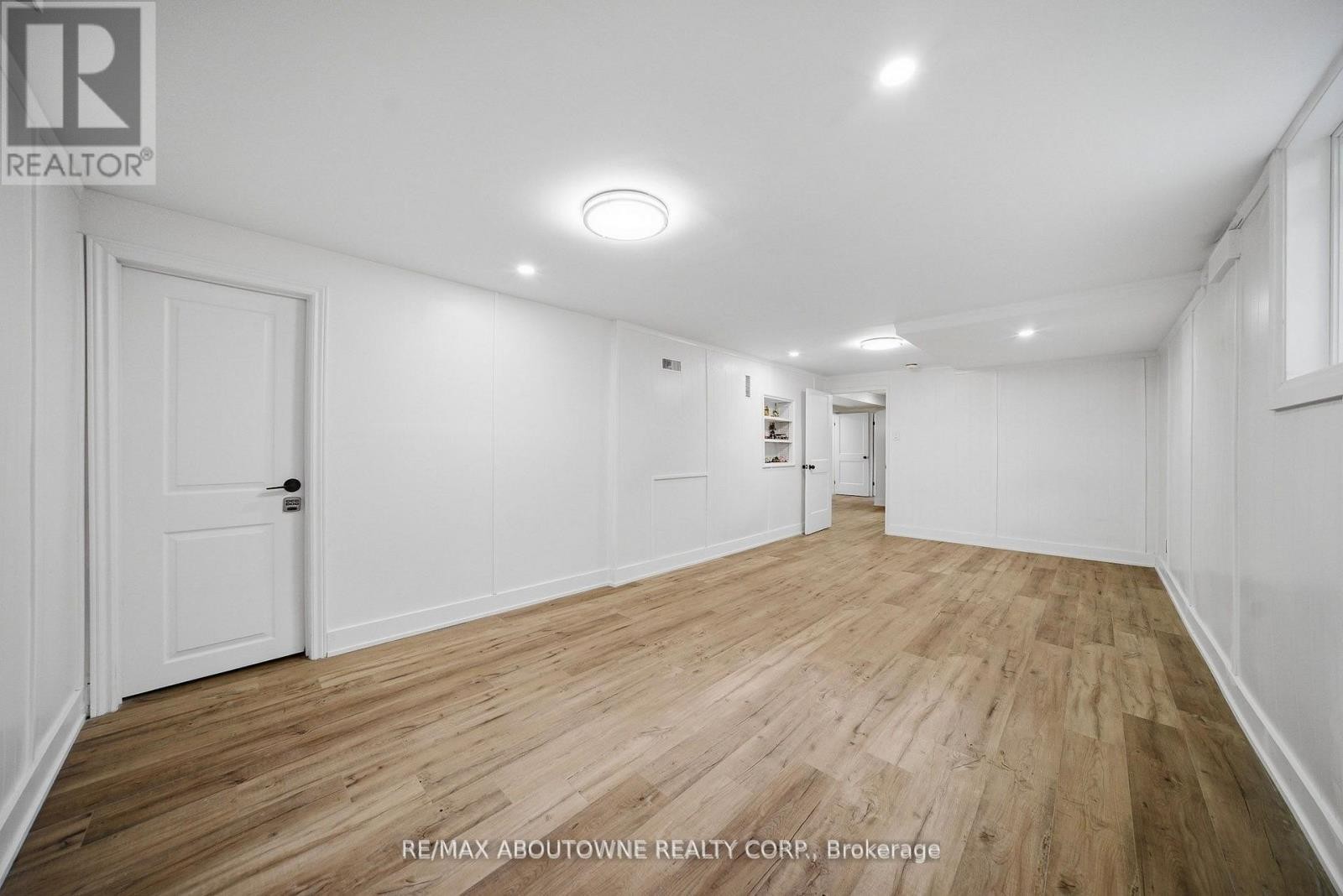 












2066 REBECCA STREET

,
Oakville (BR Bronte),




Ontario
L6L2A2

