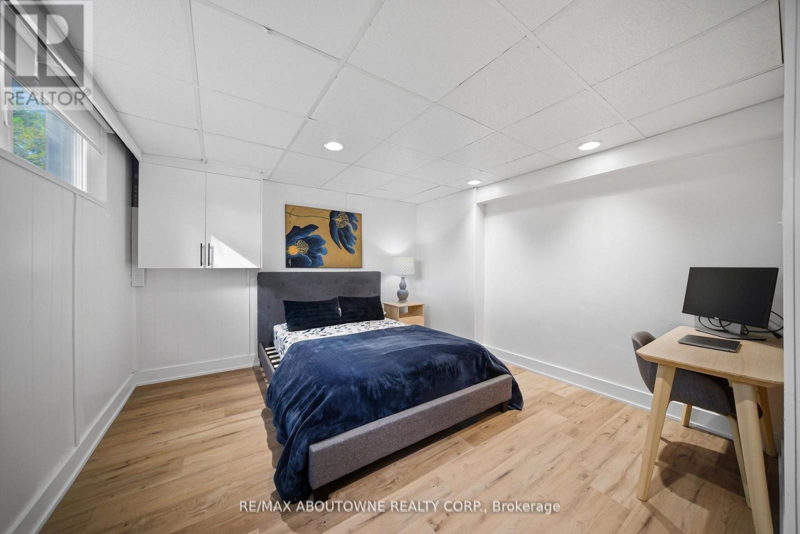 












2066 REBECCA STREET

,
Oakville (BR Bronte),




Ontario
L6L2A2

