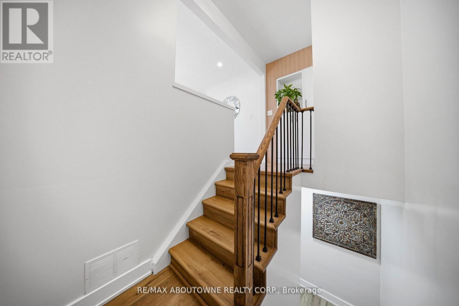 












2066 REBECCA STREET

,
Oakville (BR Bronte),




Ontario
L6L2A2

