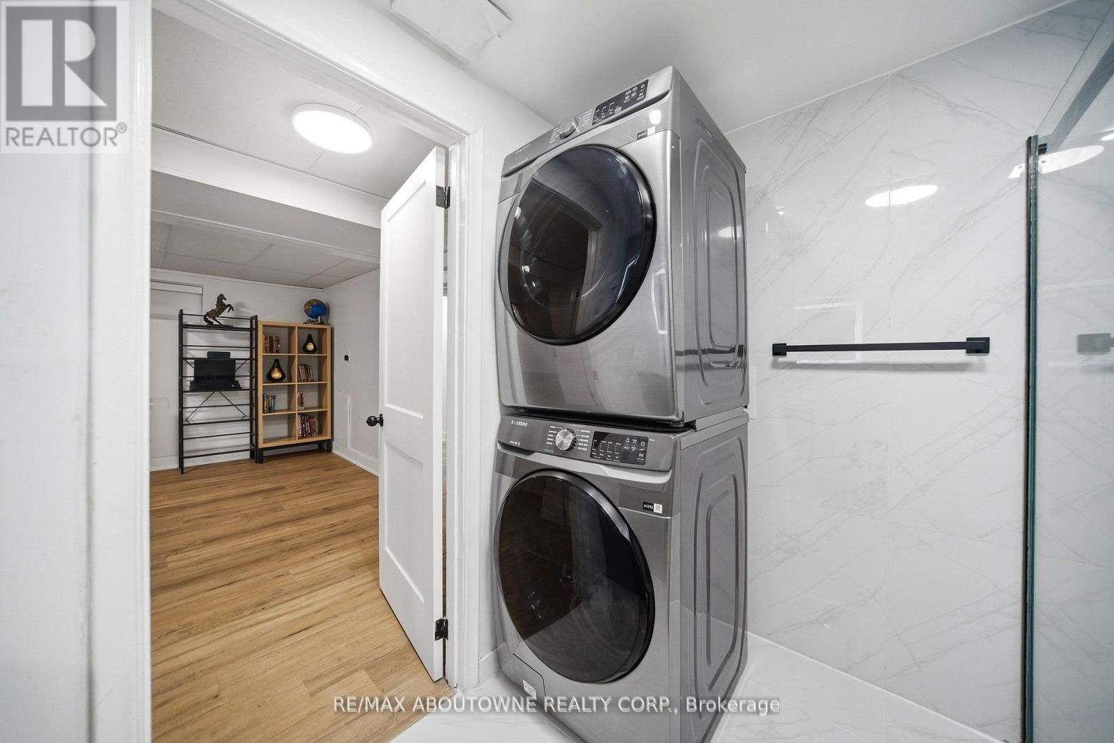 












2066 REBECCA STREET

,
Oakville (BR Bronte),




Ontario
L6L2A2

