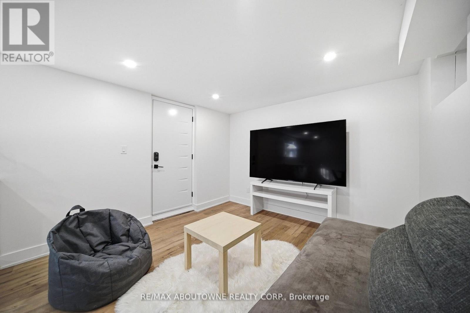 












2066 REBECCA STREET

,
Oakville (BR Bronte),




Ontario
L6L2A2

