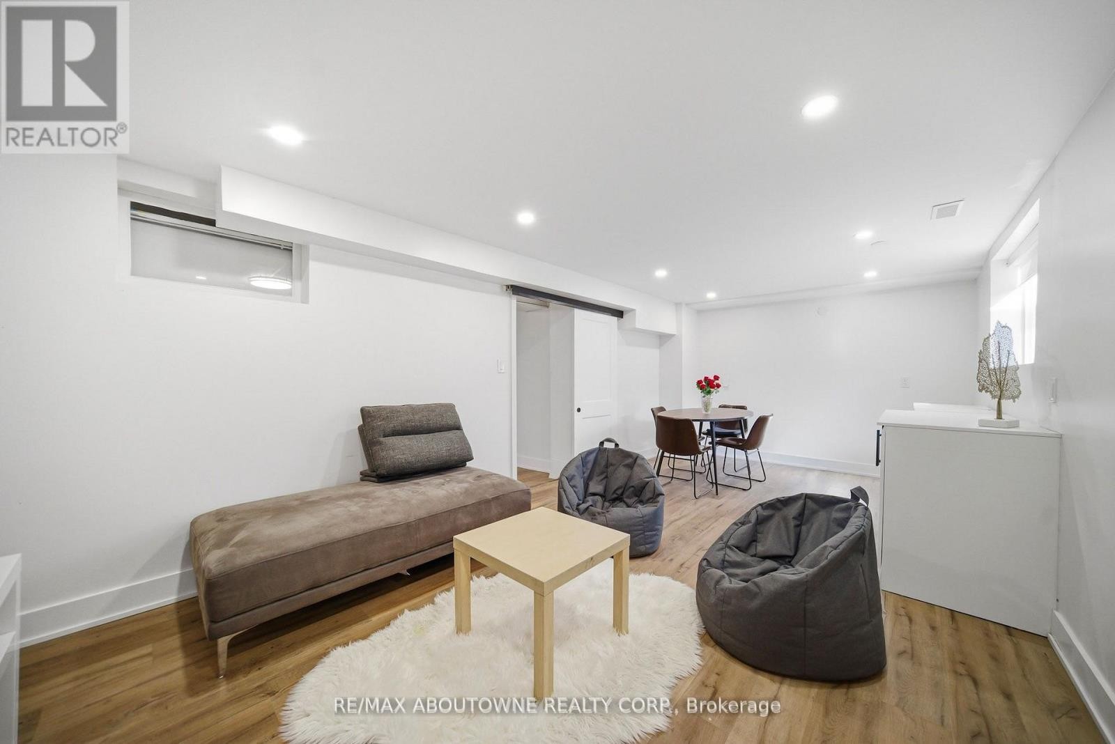












2066 REBECCA STREET

,
Oakville (BR Bronte),




Ontario
L6L2A2


