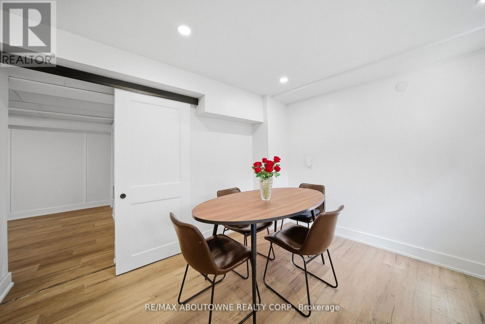 












2066 REBECCA STREET

,
Oakville (BR Bronte),




Ontario
L6L2A2

