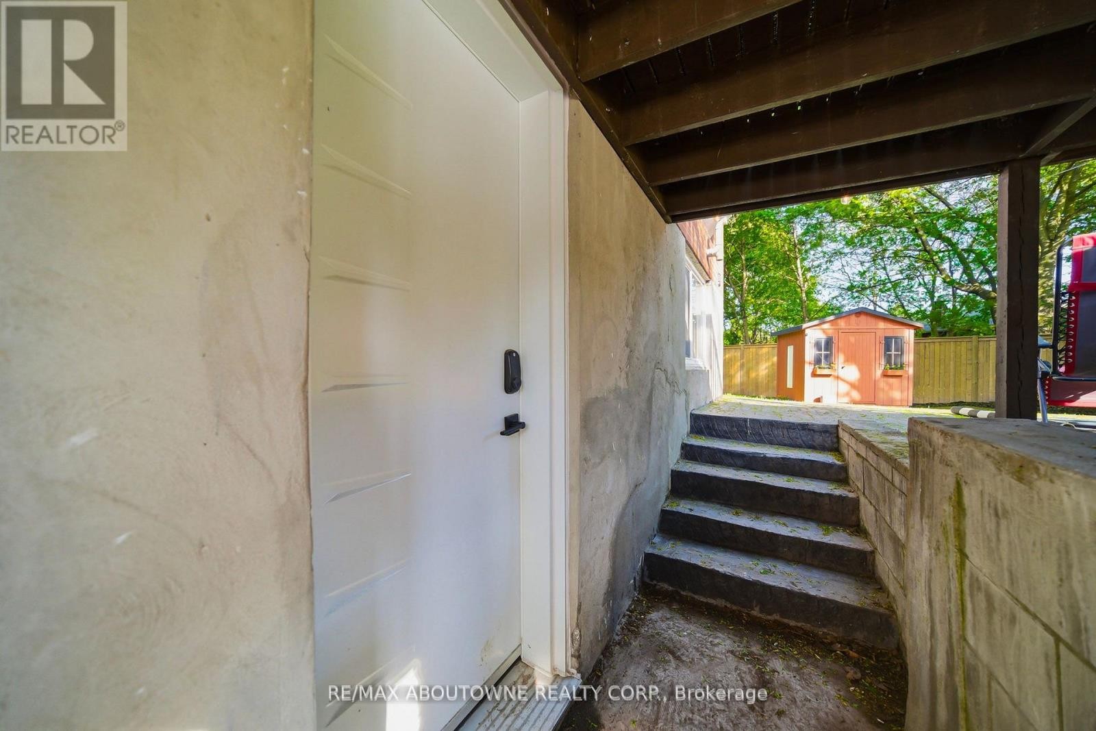 












2066 REBECCA STREET

,
Oakville (BR Bronte),




Ontario
L6L2A2

