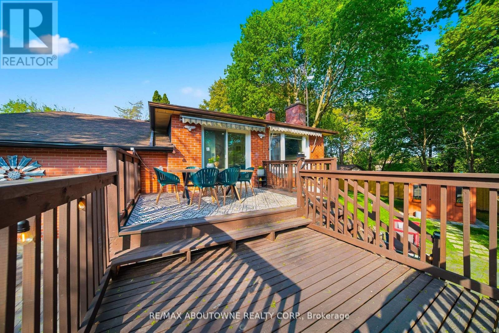 












2066 REBECCA STREET

,
Oakville (BR Bronte),




Ontario
L6L2A2

