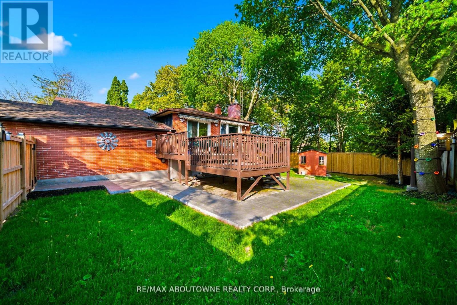 












2066 REBECCA STREET

,
Oakville (BR Bronte),




Ontario
L6L2A2

