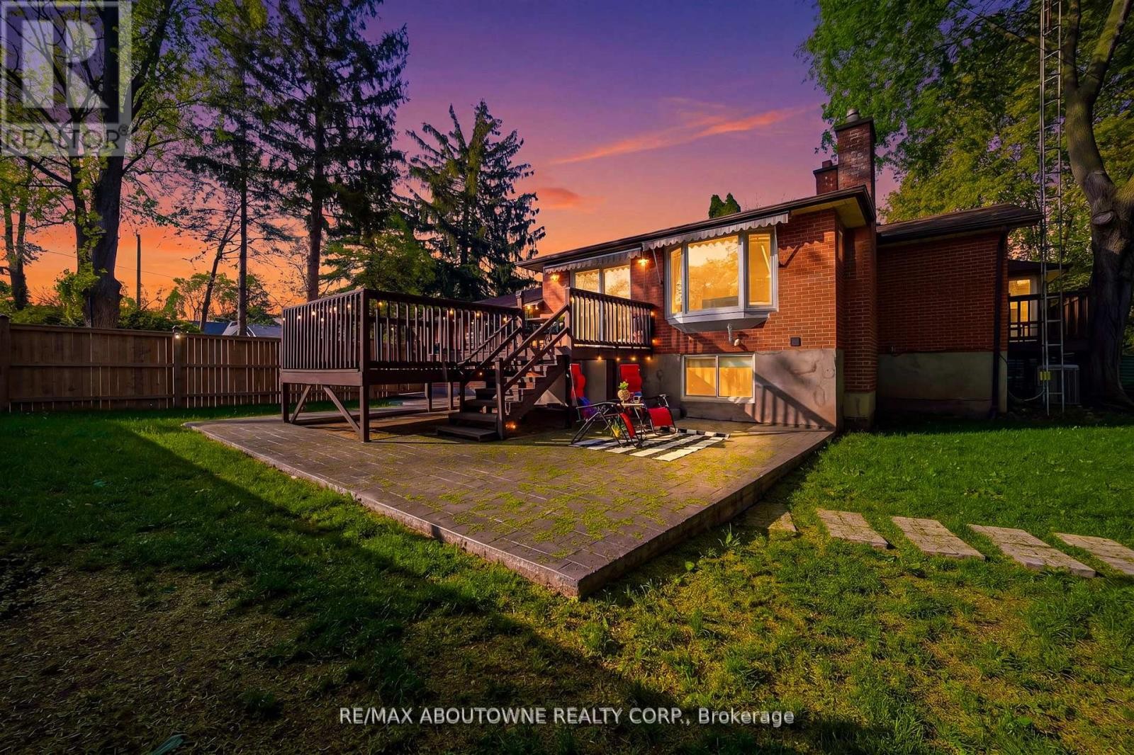 












2066 REBECCA STREET

,
Oakville (BR Bronte),




Ontario
L6L2A2

