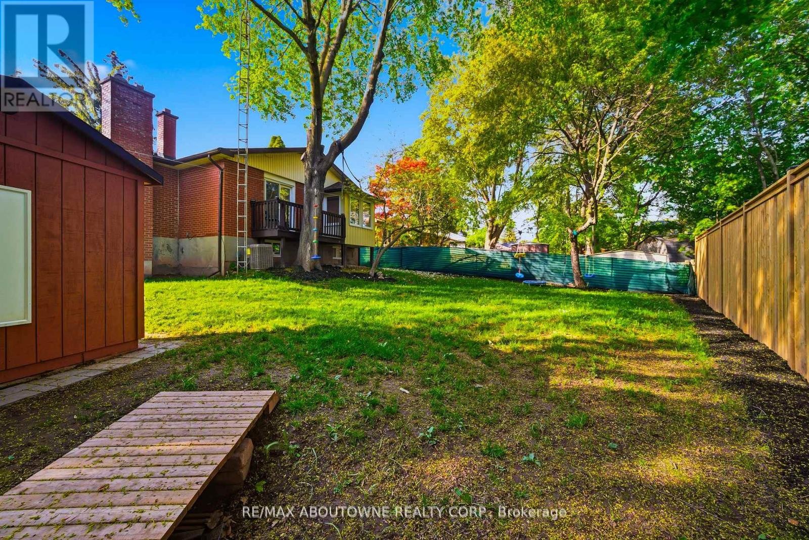 












2066 REBECCA STREET

,
Oakville (BR Bronte),




Ontario
L6L2A2

