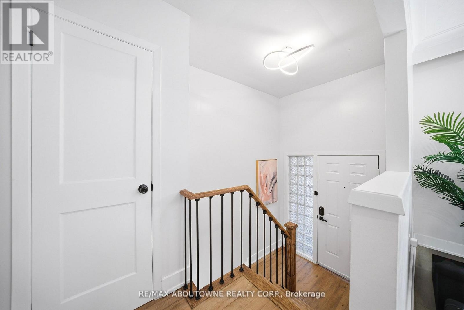 












2066 REBECCA STREET

,
Oakville (BR Bronte),




Ontario
L6L2A2

