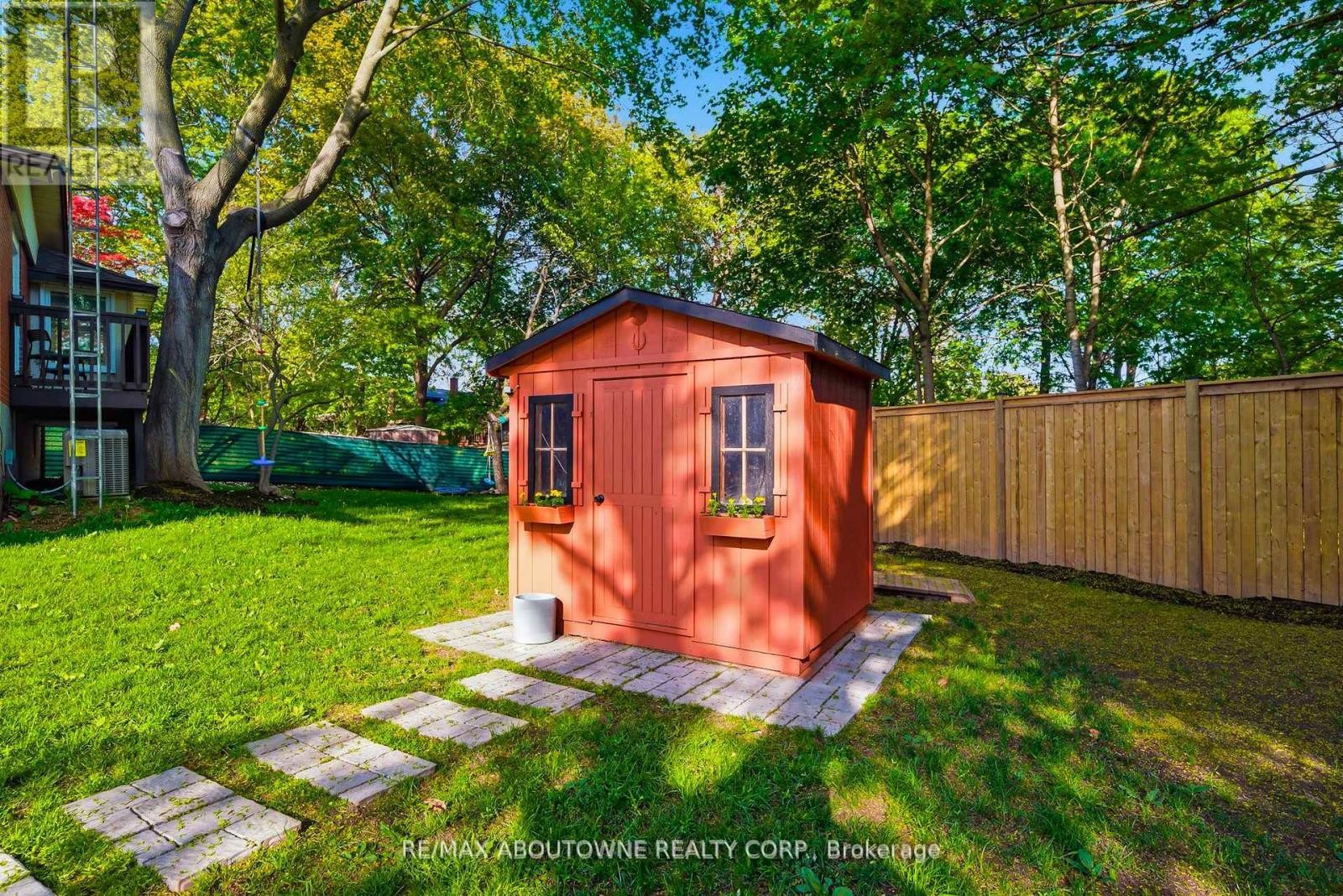 












2066 REBECCA STREET

,
Oakville (BR Bronte),




Ontario
L6L2A2

