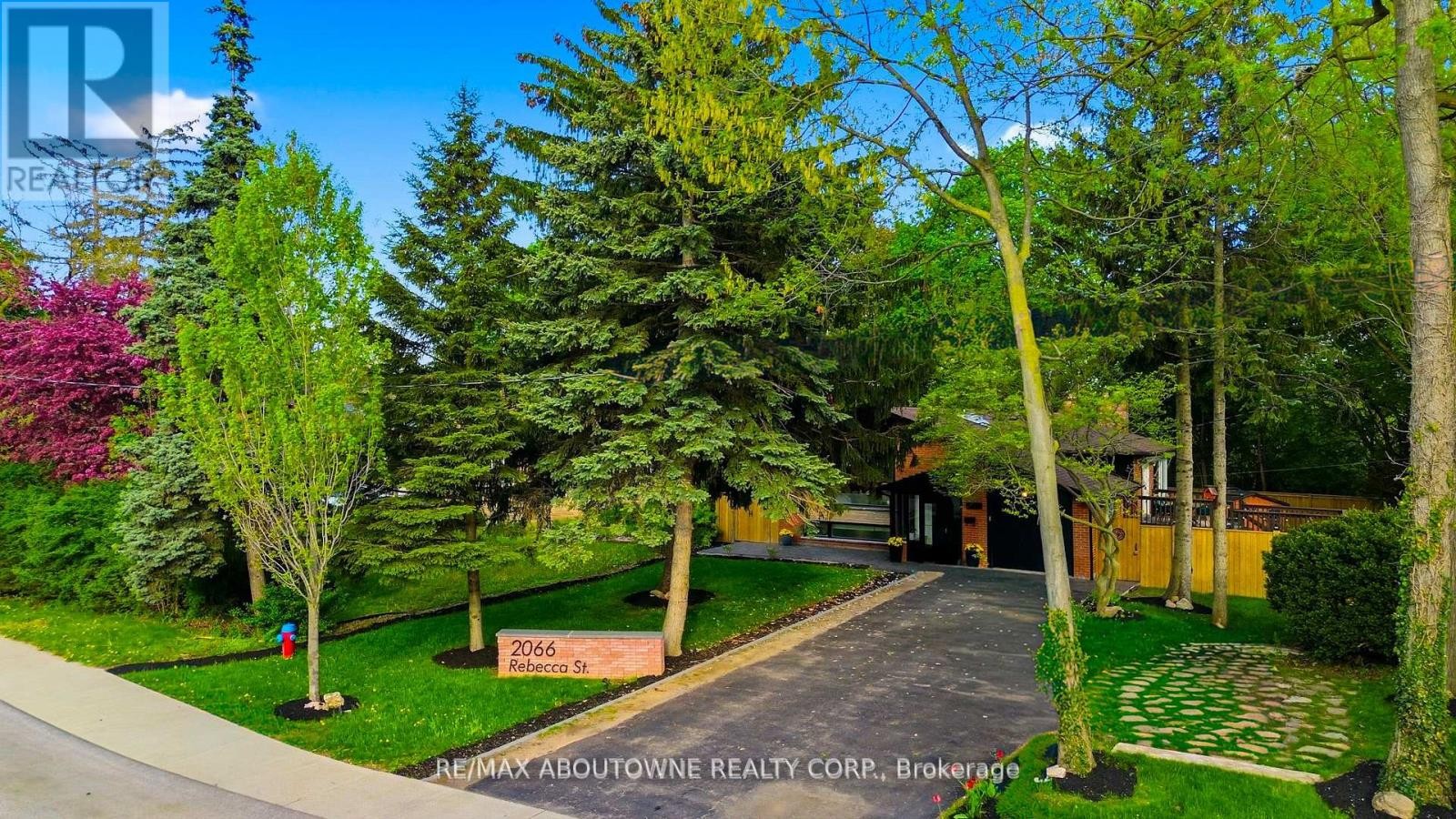 












2066 REBECCA STREET

,
Oakville (BR Bronte),




Ontario
L6L2A2

