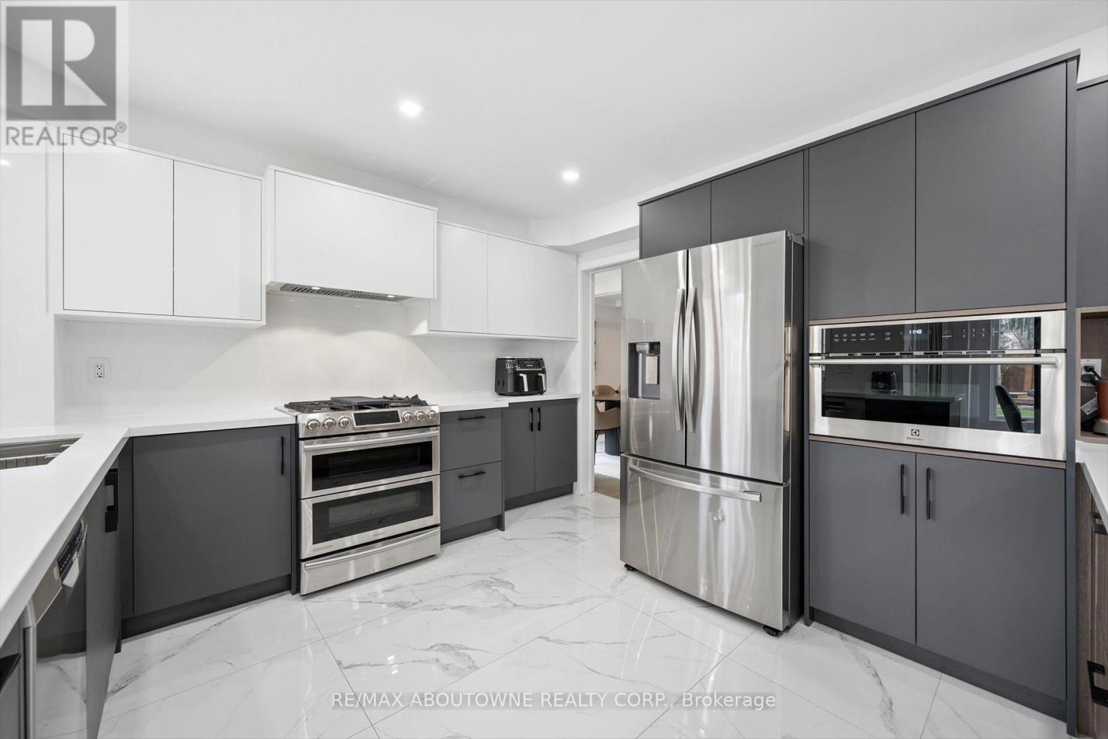 












1194 QUEEN VICTORIA AVENUE

,
Mississauga (Lorne Park),




Ontario
L5H3H3

