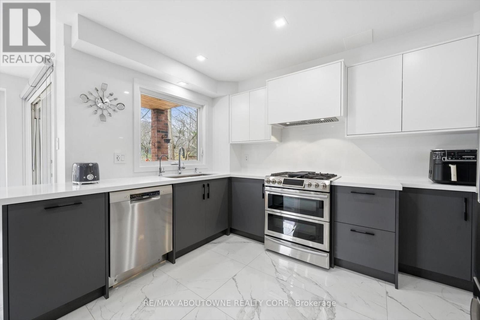 












1194 QUEEN VICTORIA AVENUE

,
Mississauga (Lorne Park),




Ontario
L5H3H3

