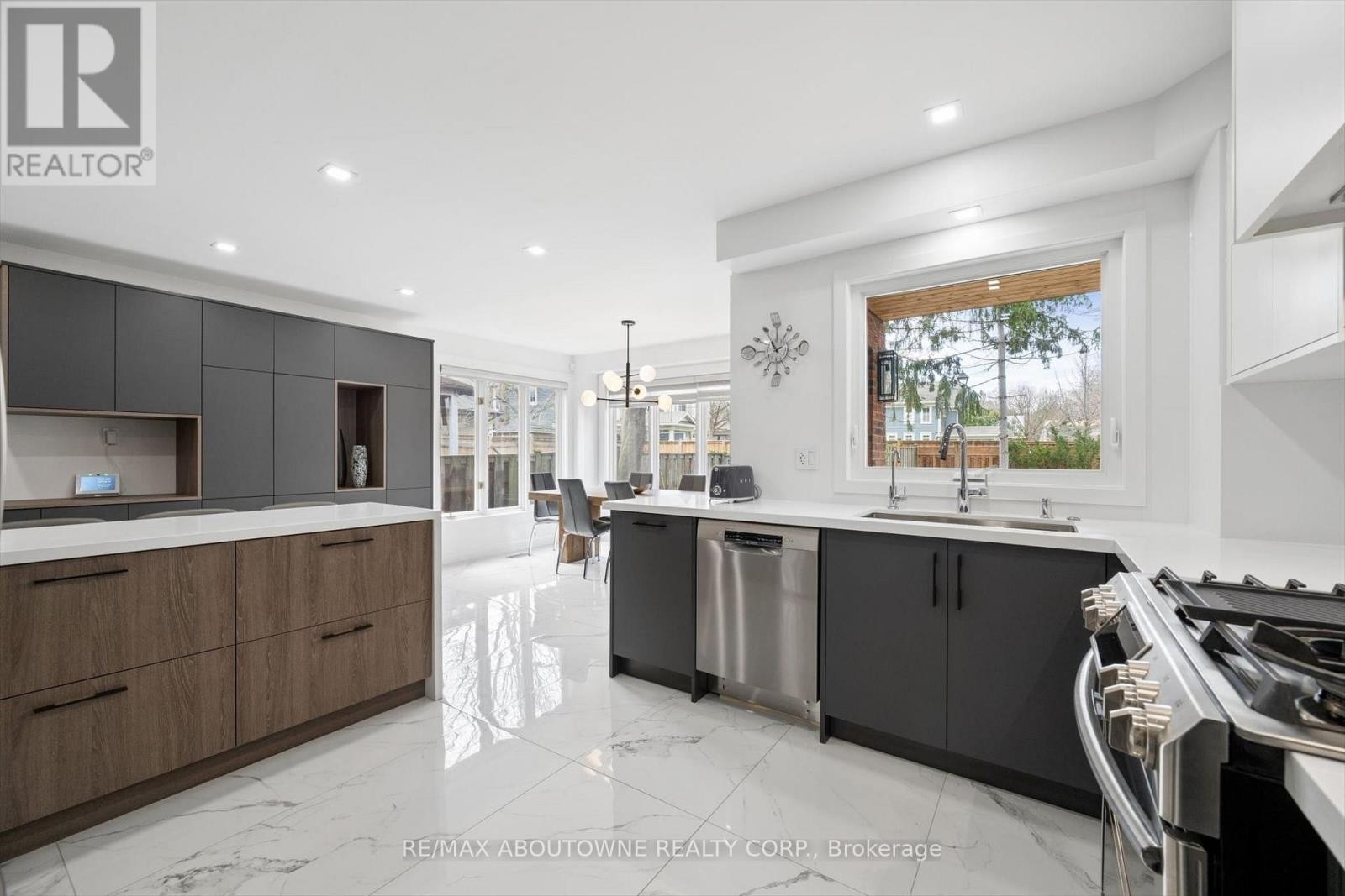 












1194 QUEEN VICTORIA AVENUE

,
Mississauga (Lorne Park),




Ontario
L5H3H3

