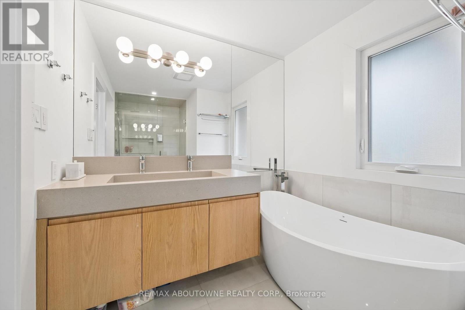 












1194 QUEEN VICTORIA AVENUE

,
Mississauga (Lorne Park),




Ontario
L5H3H3

