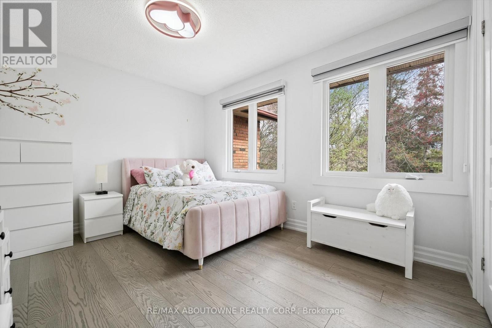 












1194 QUEEN VICTORIA AVENUE

,
Mississauga (Lorne Park),




Ontario
L5H3H3

