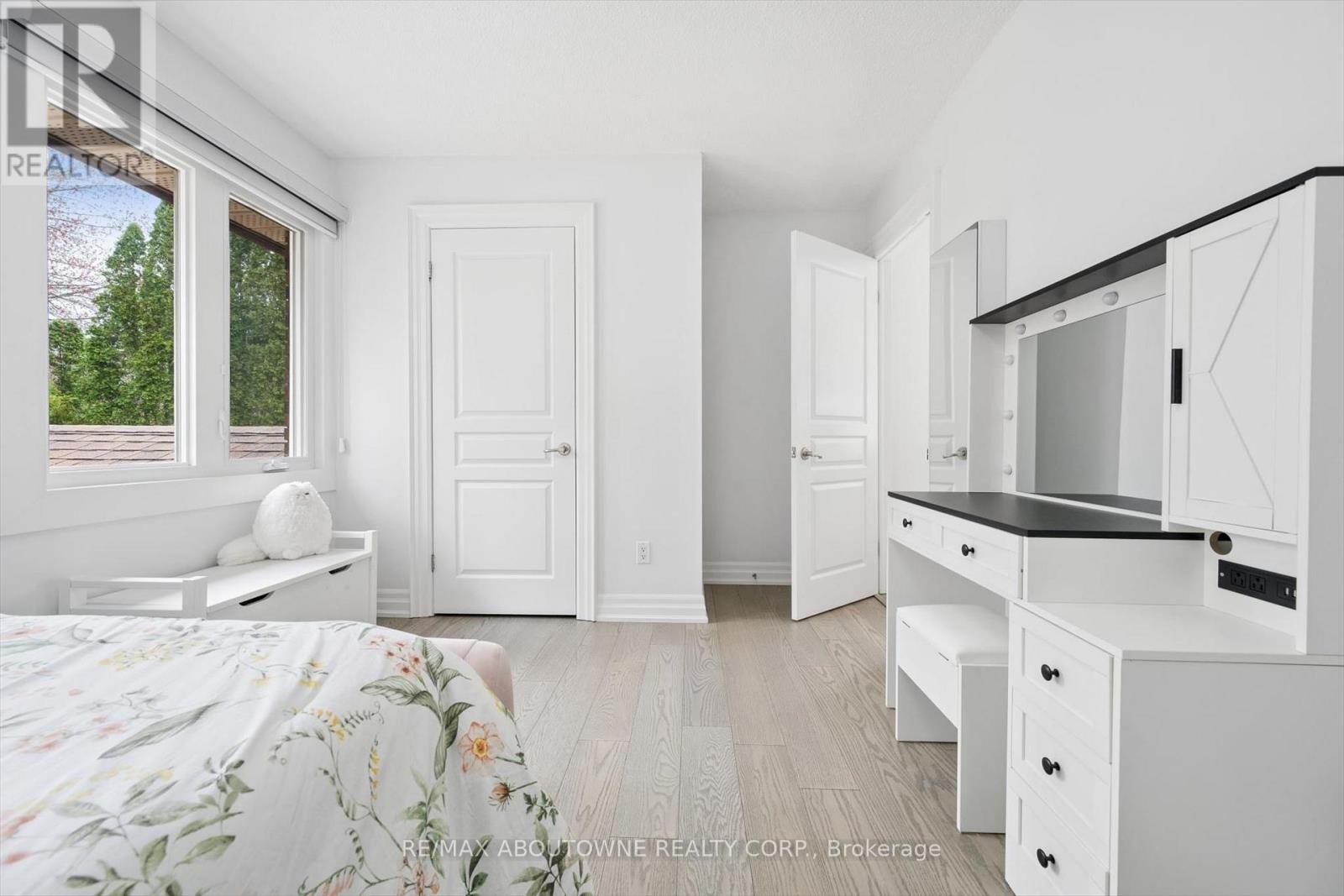 












1194 QUEEN VICTORIA AVENUE

,
Mississauga (Lorne Park),




Ontario
L5H3H3

