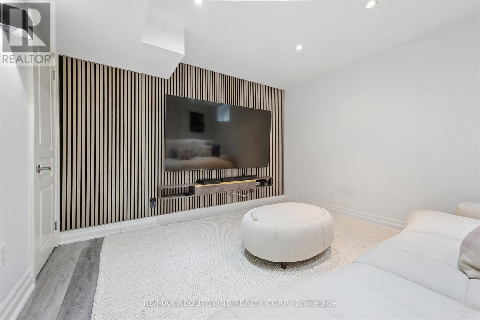 












1194 QUEEN VICTORIA AVENUE

,
Mississauga (Lorne Park),




Ontario
L5H3H3

