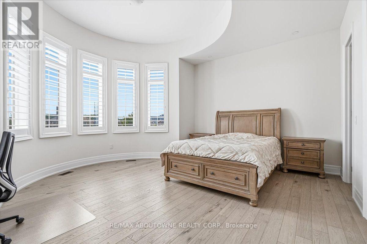 












2359 SAW WHET BOULEVARD

,
Oakville (GA Glen Abbey),




Ontario
L6M5M8

