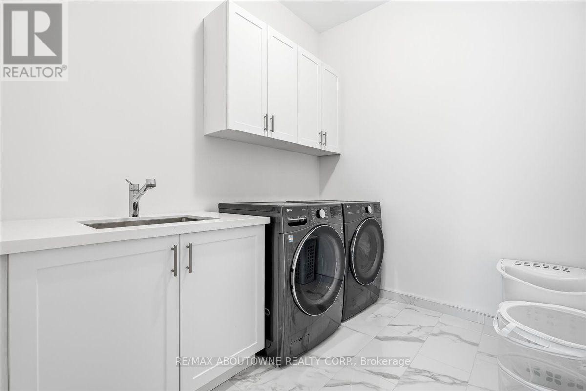












2359 SAW WHET BOULEVARD

,
Oakville (GA Glen Abbey),




Ontario
L6M5M8

