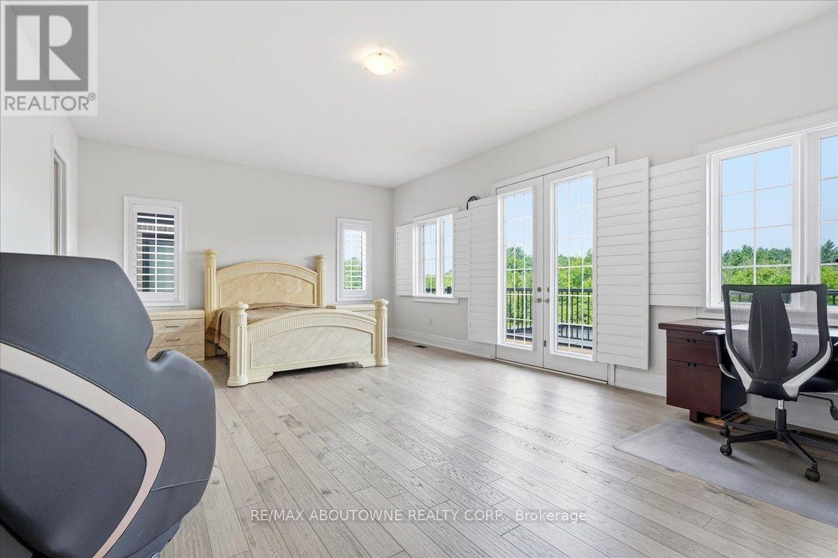 












2359 SAW WHET BOULEVARD

,
Oakville (GA Glen Abbey),




Ontario
L6M5M8

