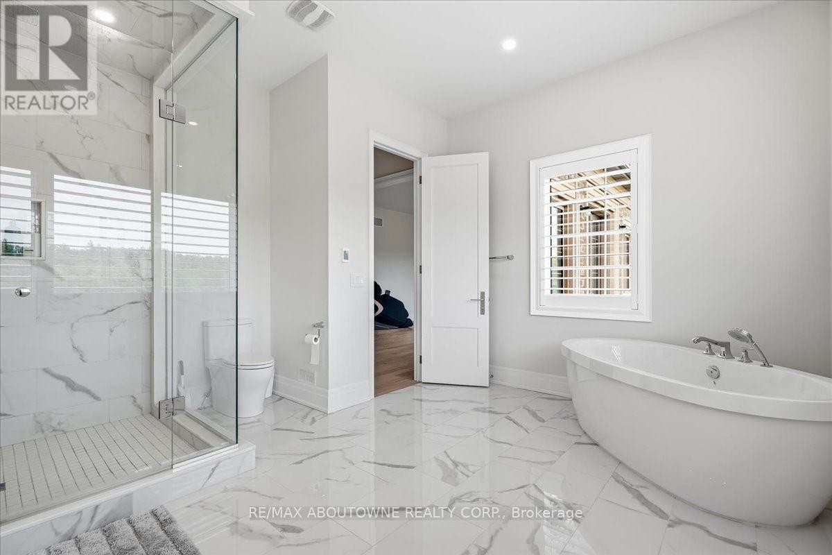 












2359 SAW WHET BOULEVARD

,
Oakville (GA Glen Abbey),




Ontario
L6M5M8

