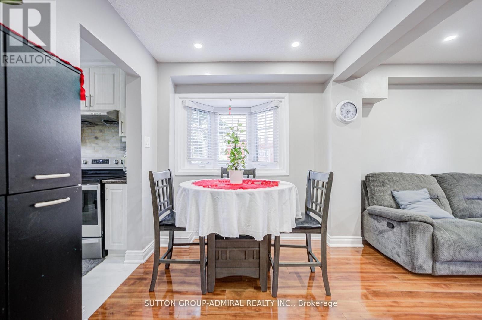 












4 HILDA COURT

,
Brampton (Central Park),




Ontario
L6S2C1

