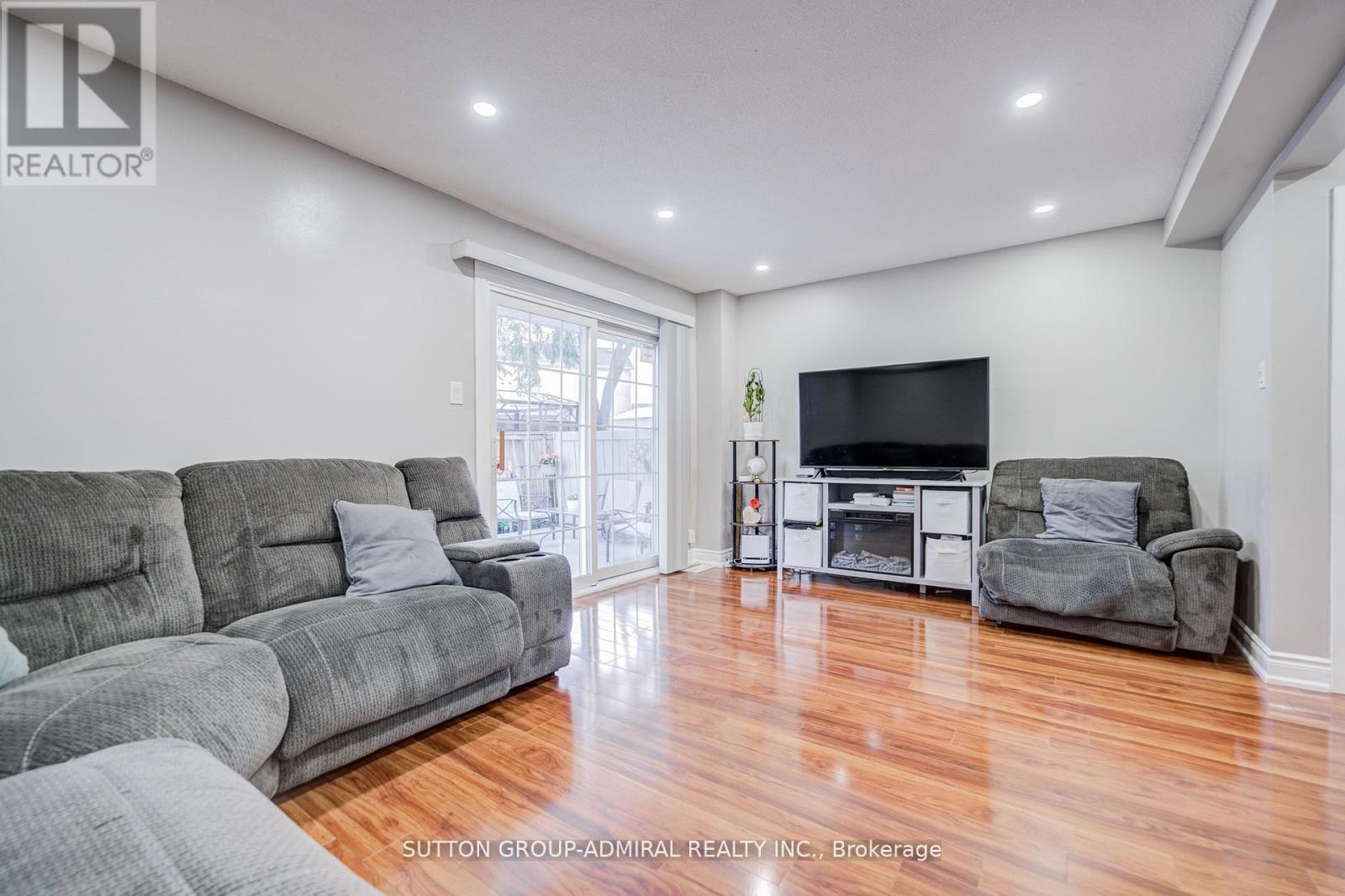 












4 HILDA COURT

,
Brampton (Central Park),




Ontario
L6S2C1

