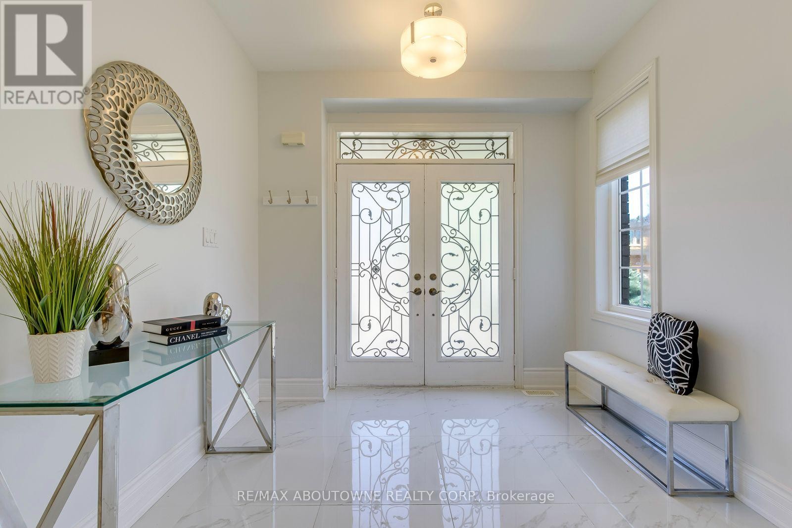 












2380 WOODCREST DRIVE

,
Oakville (WM Westmount),




Ontario
L6M4S2

