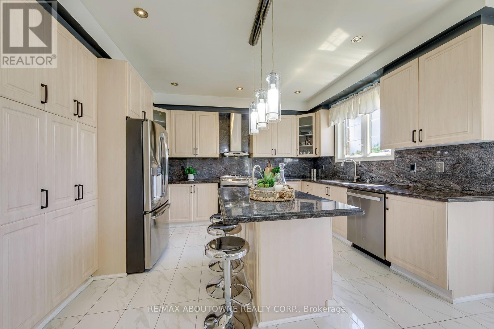 












2380 WOODCREST DRIVE

,
Oakville (WM Westmount),




Ontario
L6M4S2

