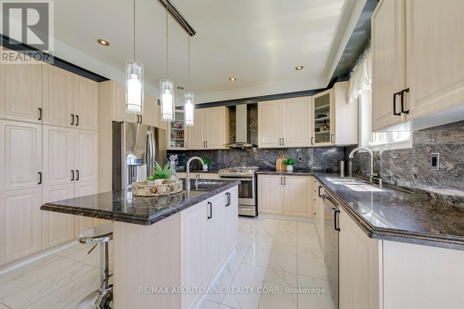 












2380 WOODCREST DRIVE

,
Oakville (WM Westmount),




Ontario
L6M4S2

