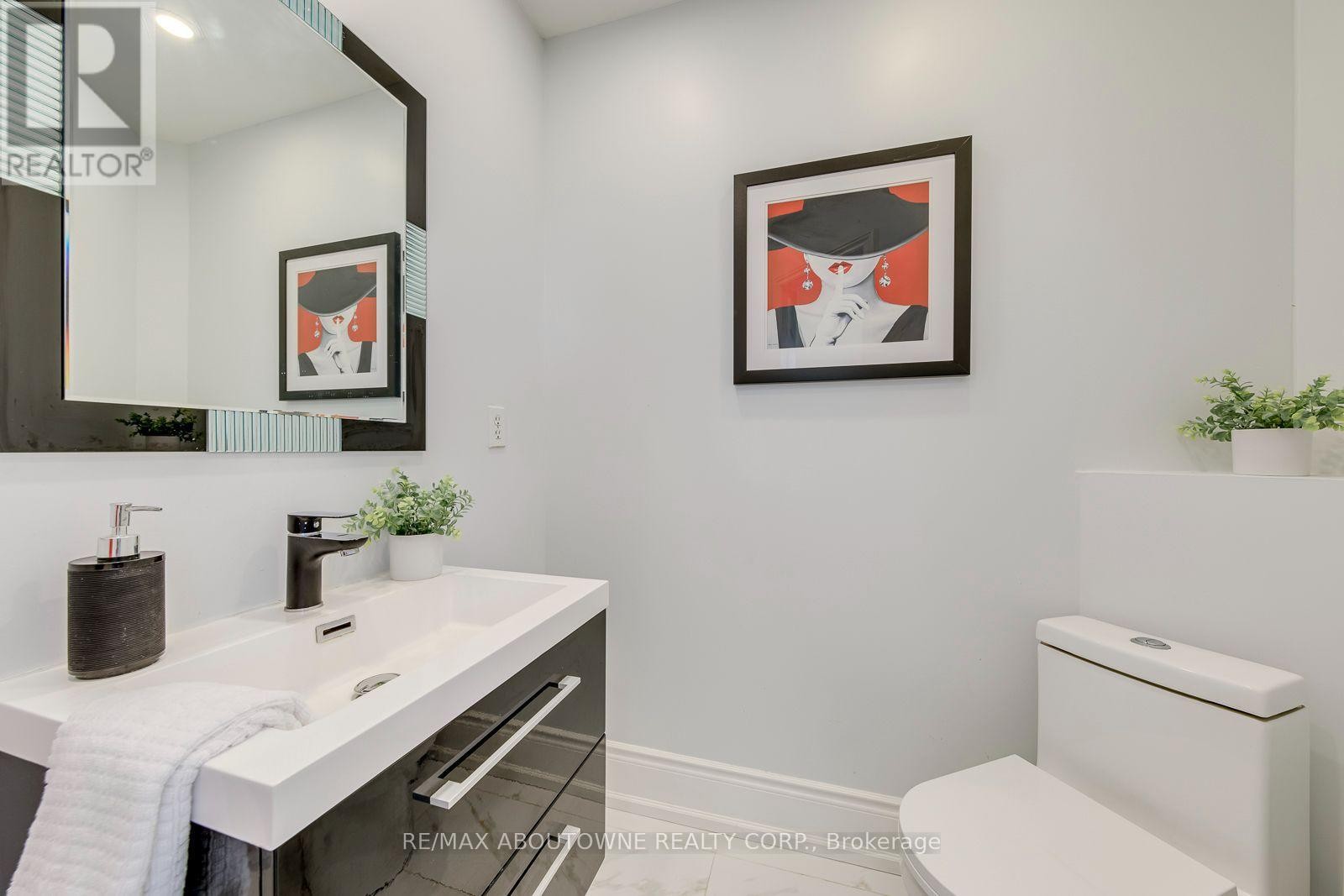 












2380 WOODCREST DRIVE

,
Oakville (WM Westmount),




Ontario
L6M4S2

