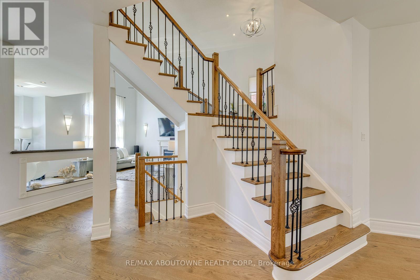












2380 WOODCREST DRIVE

,
Oakville (WM Westmount),




Ontario
L6M4S2

