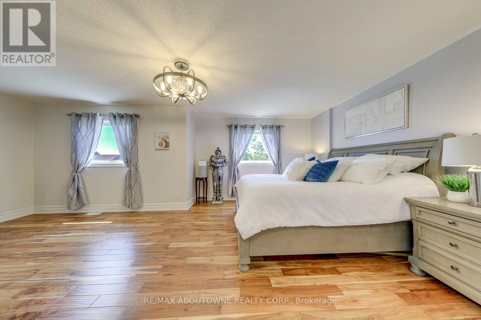 












2380 WOODCREST DRIVE

,
Oakville (WM Westmount),




Ontario
L6M4S2

