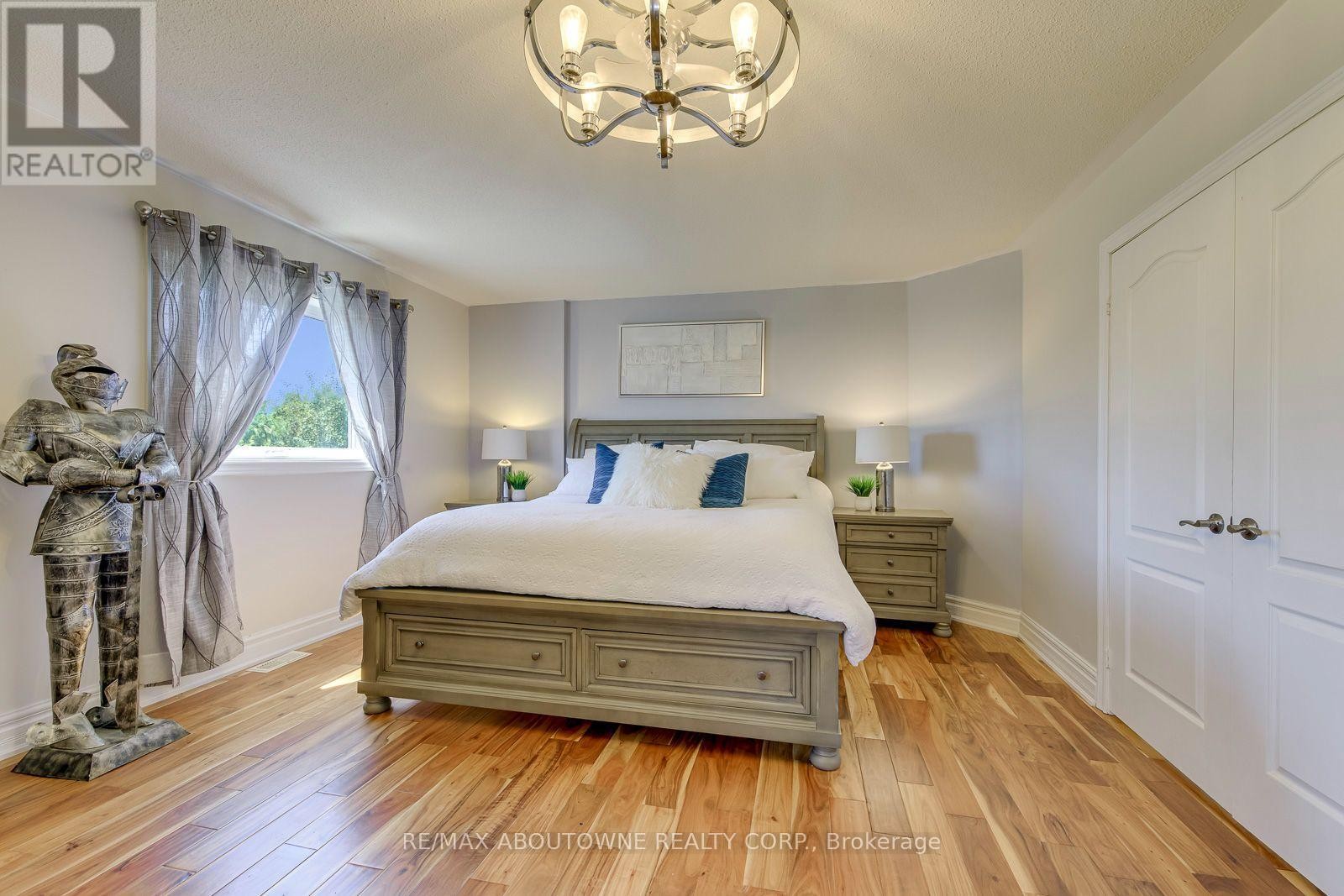 












2380 WOODCREST DRIVE

,
Oakville (WM Westmount),




Ontario
L6M4S2

