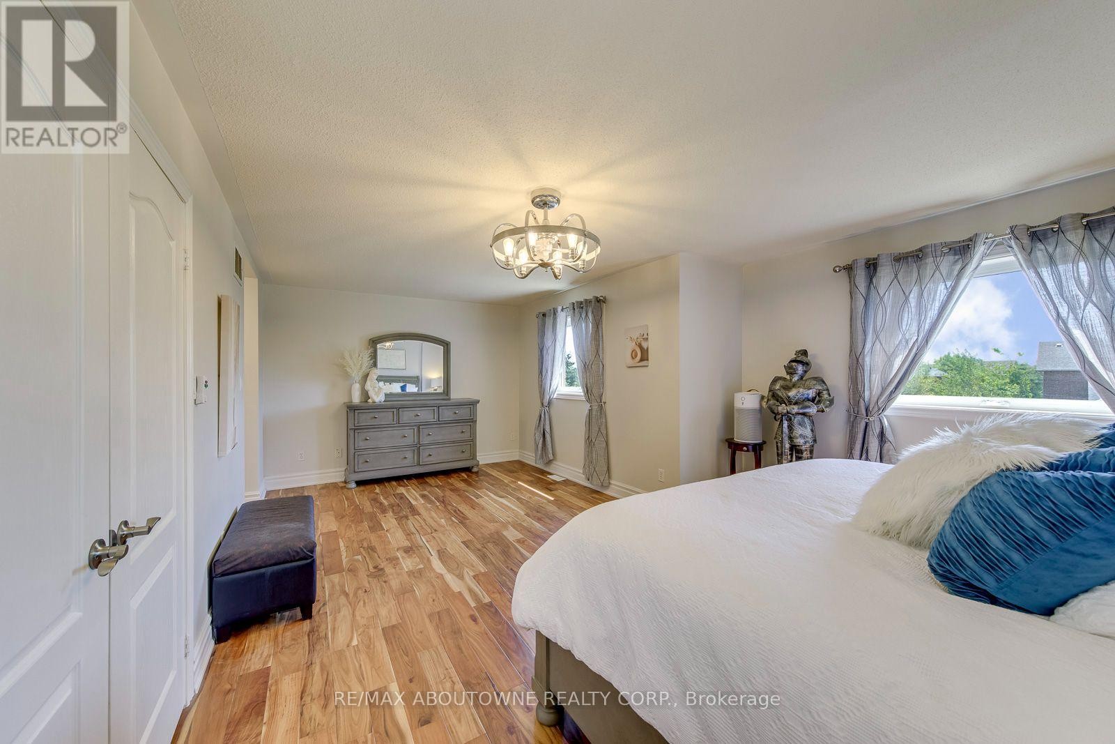 












2380 WOODCREST DRIVE

,
Oakville (WM Westmount),




Ontario
L6M4S2

