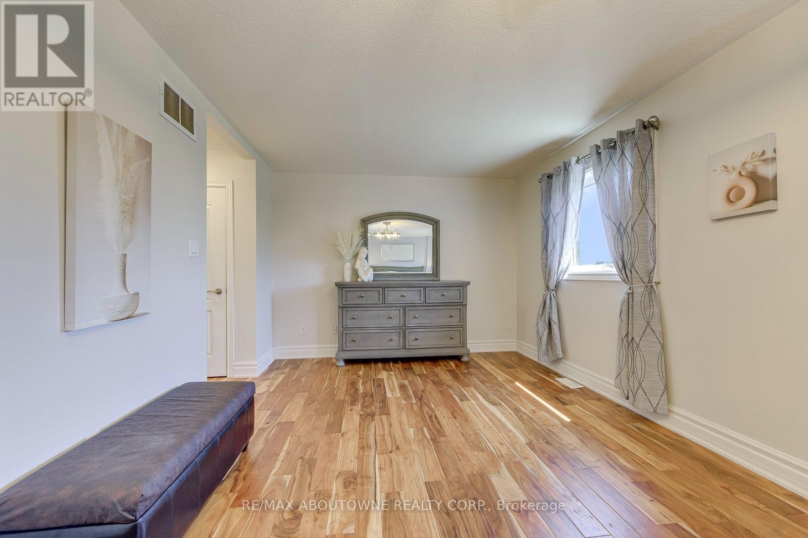 












2380 WOODCREST DRIVE

,
Oakville (WM Westmount),




Ontario
L6M4S2

