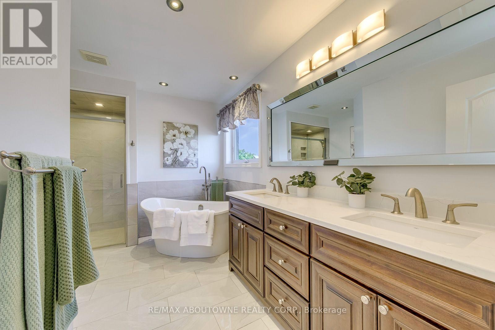 












2380 WOODCREST DRIVE

,
Oakville (WM Westmount),




Ontario
L6M4S2

