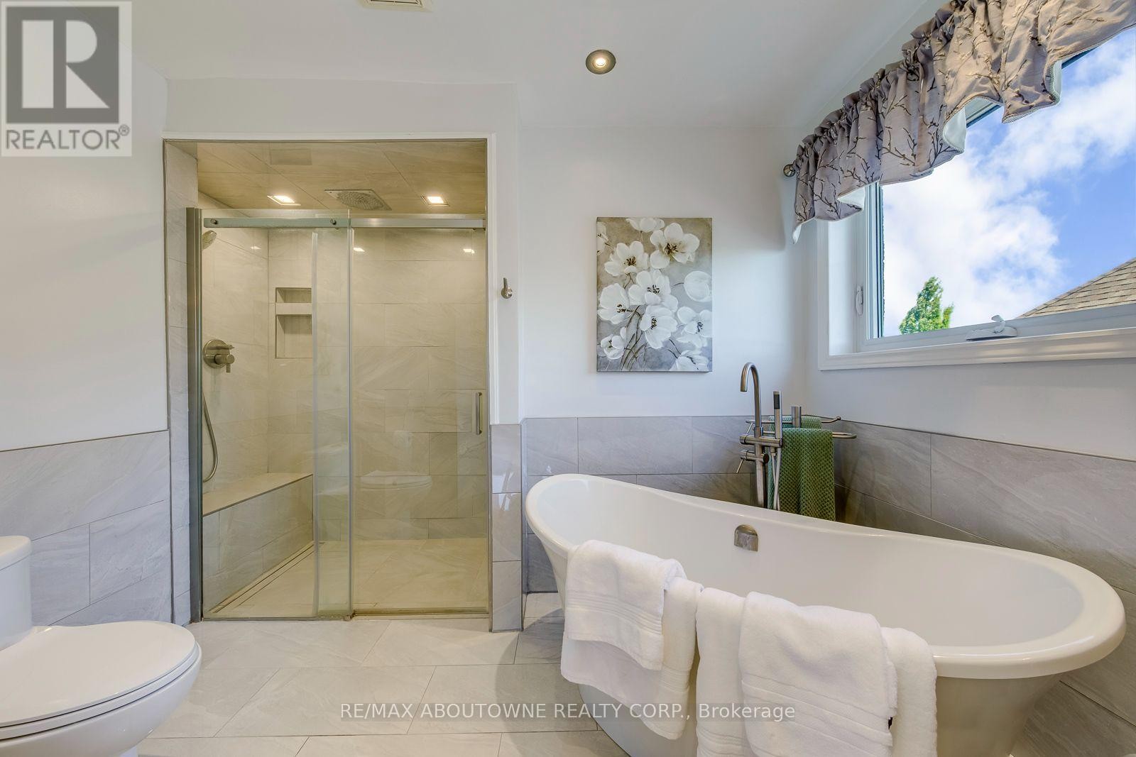 












2380 WOODCREST DRIVE

,
Oakville (WM Westmount),




Ontario
L6M4S2

