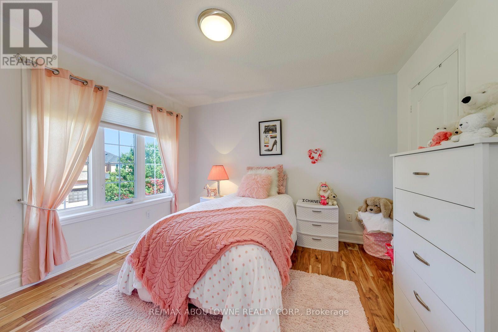 












2380 WOODCREST DRIVE

,
Oakville (WM Westmount),




Ontario
L6M4S2

