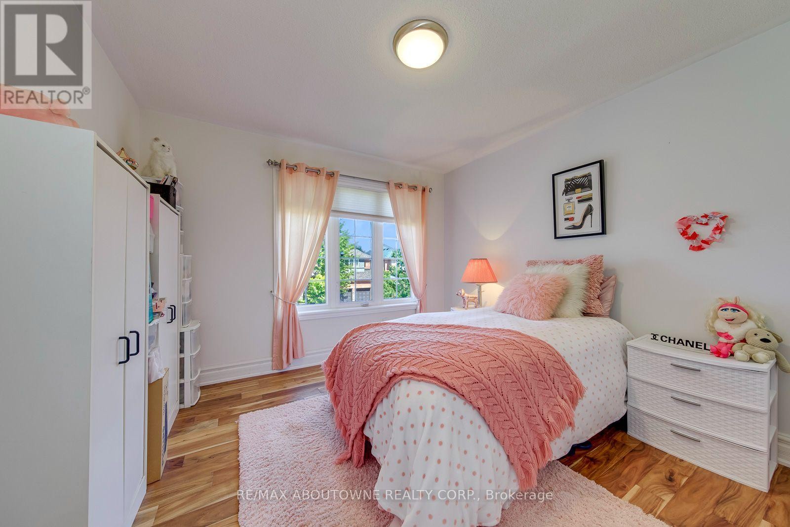 












2380 WOODCREST DRIVE

,
Oakville (WM Westmount),




Ontario
L6M4S2

