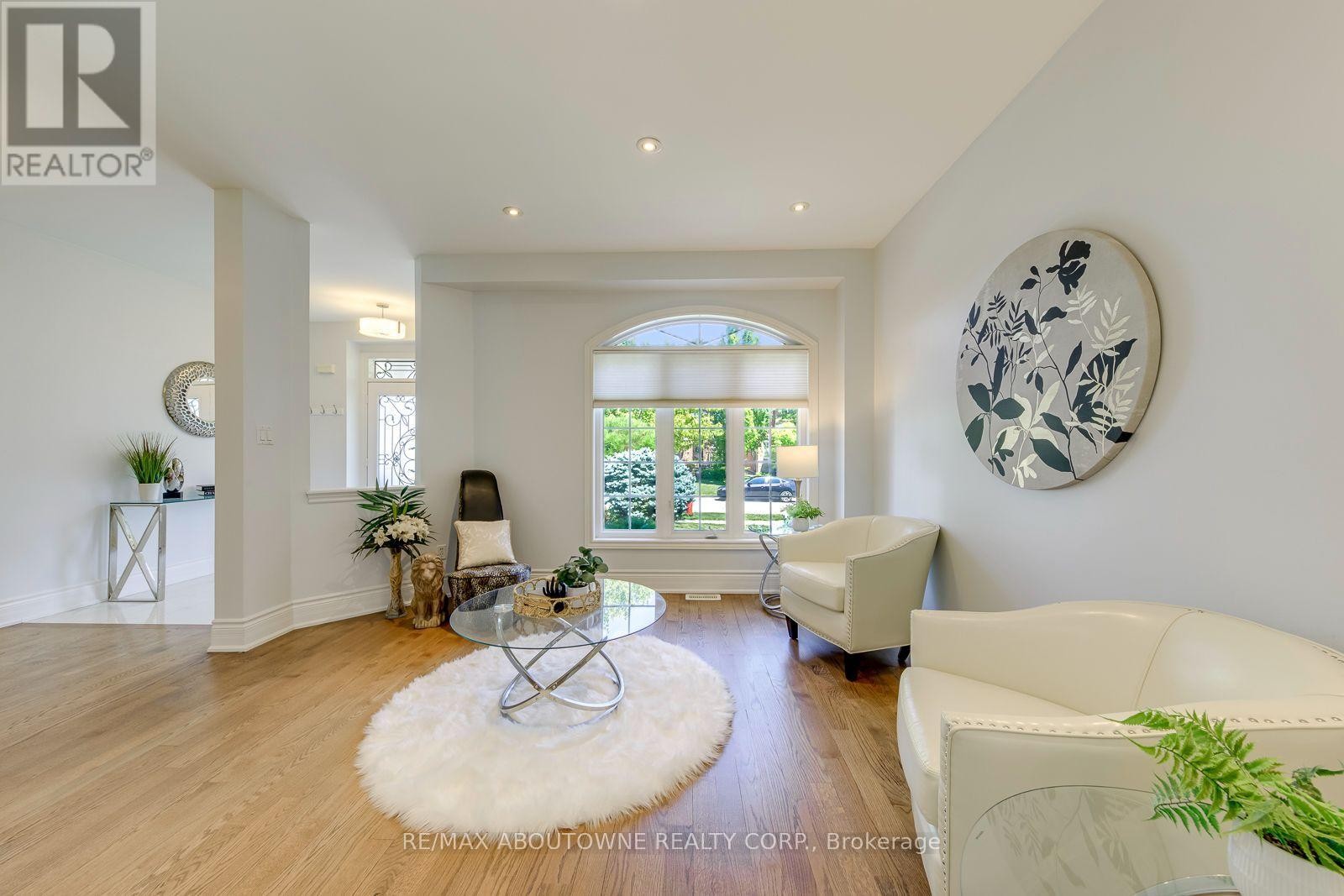 












2380 WOODCREST DRIVE

,
Oakville (WM Westmount),




Ontario
L6M4S2

