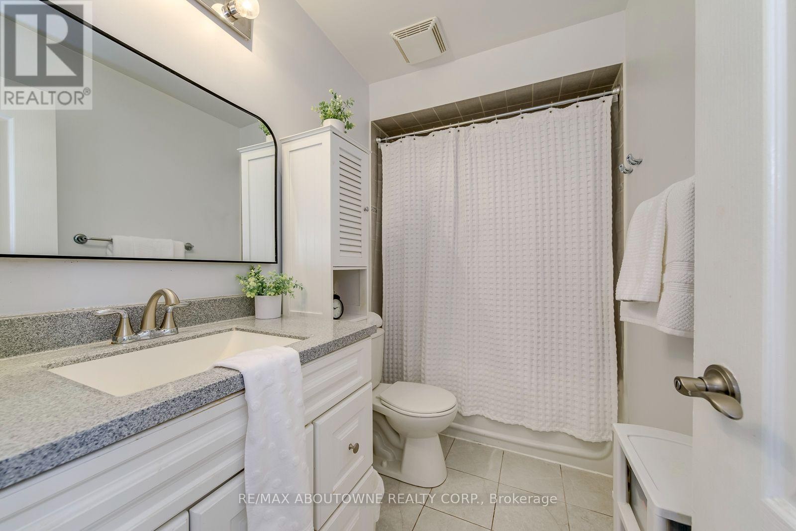 












2380 WOODCREST DRIVE

,
Oakville (WM Westmount),




Ontario
L6M4S2

