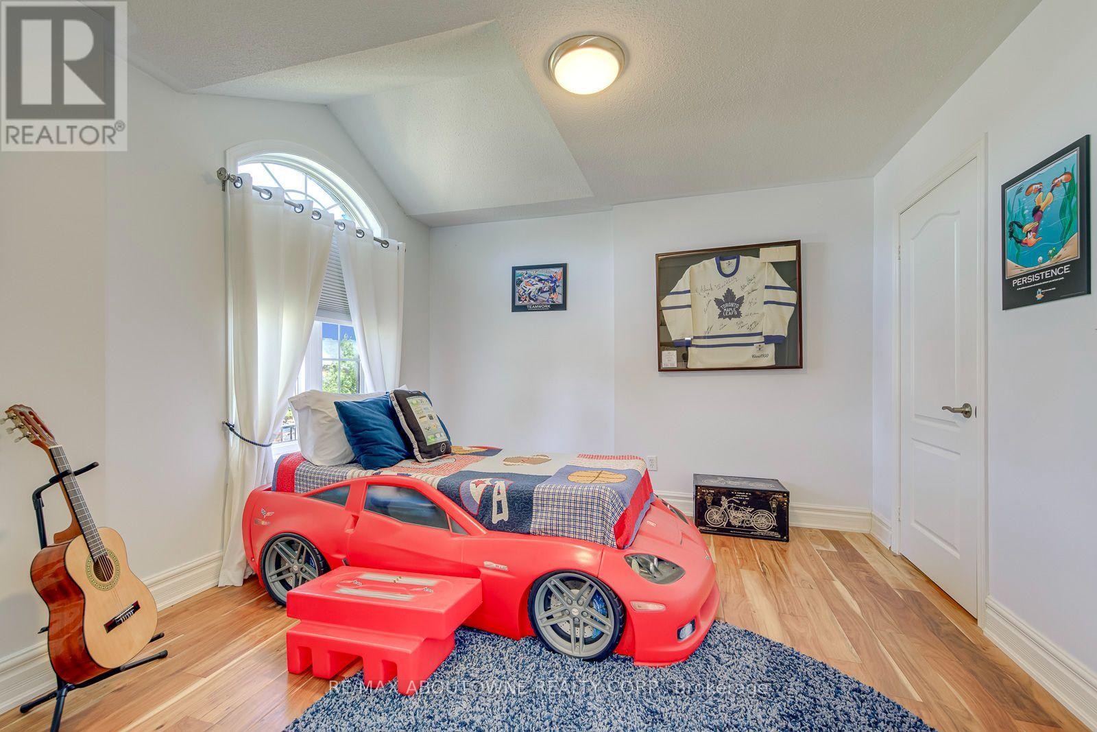 












2380 WOODCREST DRIVE

,
Oakville (WM Westmount),




Ontario
L6M4S2

