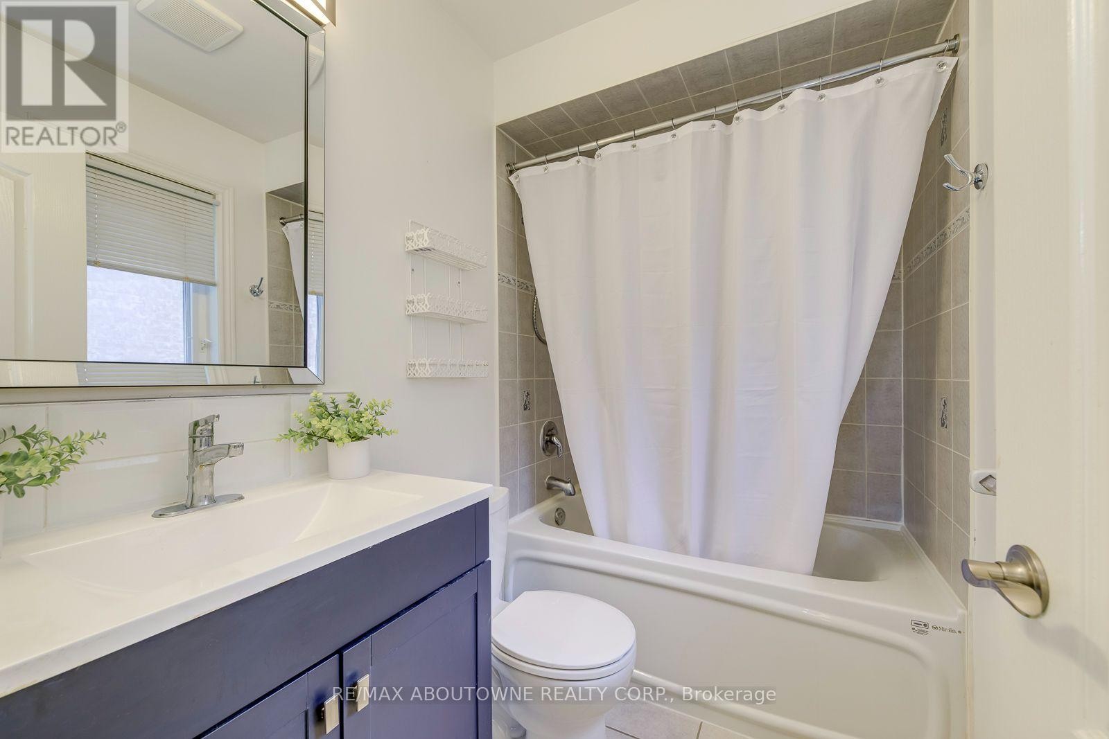 












2380 WOODCREST DRIVE

,
Oakville (WM Westmount),




Ontario
L6M4S2

