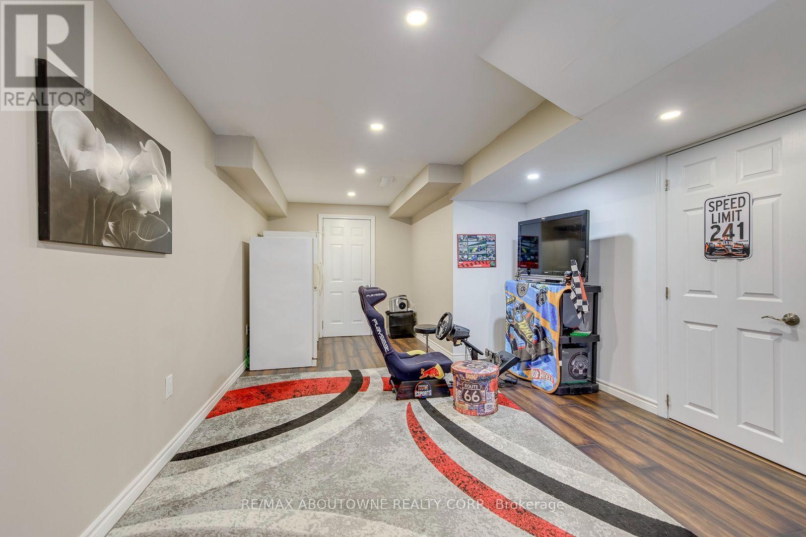 












2380 WOODCREST DRIVE

,
Oakville (WM Westmount),




Ontario
L6M4S2

