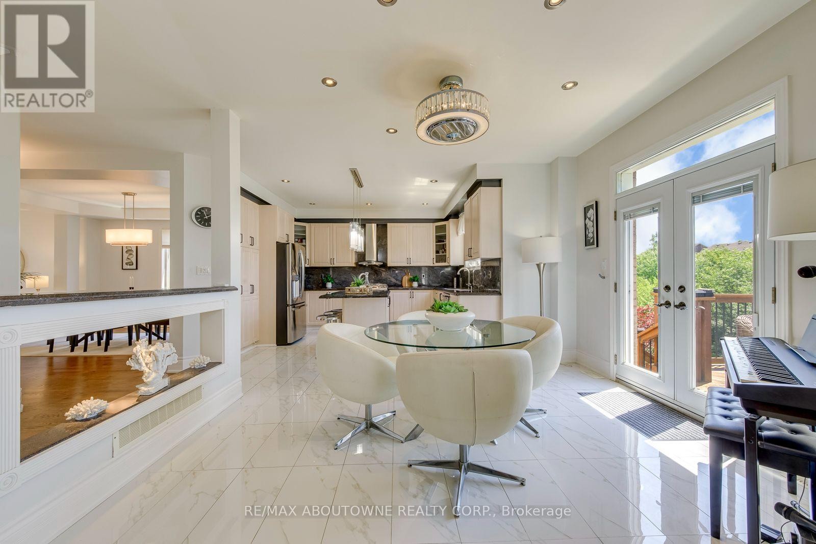 












2380 WOODCREST DRIVE

,
Oakville (WM Westmount),




Ontario
L6M4S2

