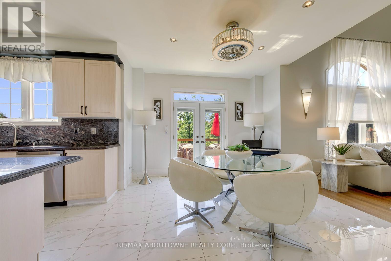 












2380 WOODCREST DRIVE

,
Oakville (WM Westmount),




Ontario
L6M4S2

