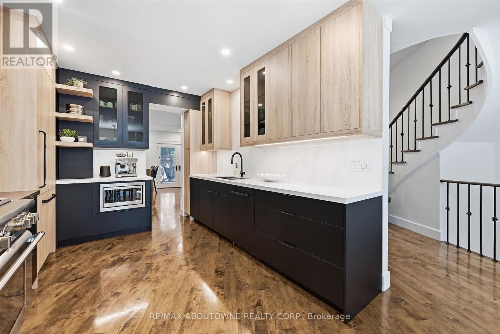 












25 SOUTHWIND TERRACE

,
Oakville (BR Bronte),




Ontario
L6L6K6

