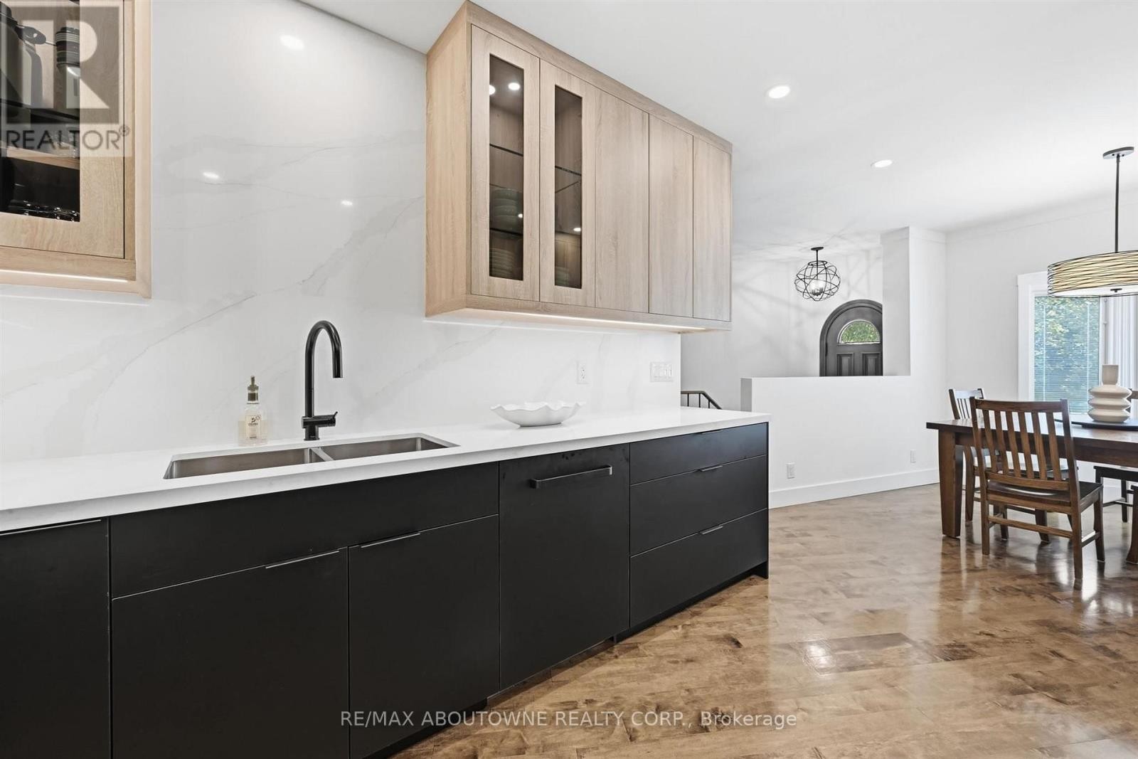 












25 SOUTHWIND TERRACE

,
Oakville (BR Bronte),




Ontario
L6L6K6

